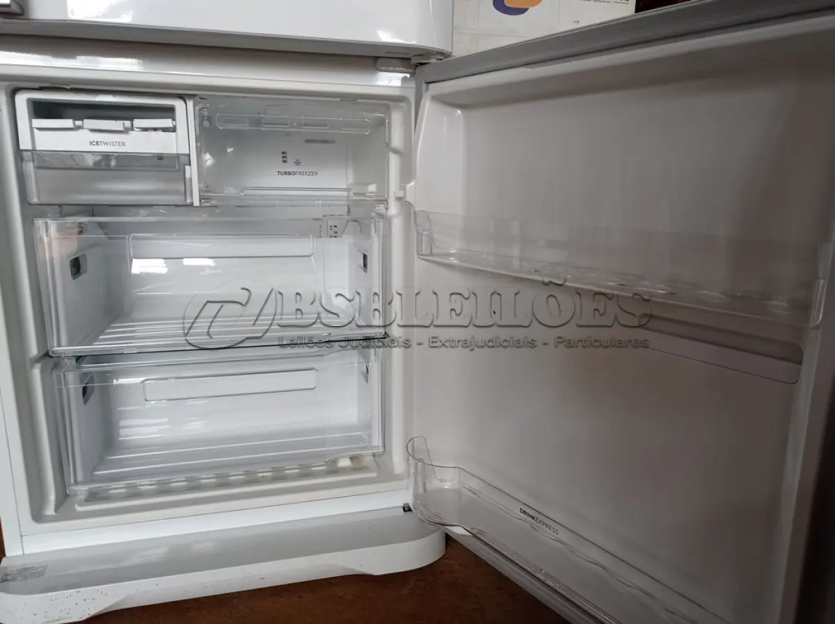 LOTE 037 - 01 REFRIGERADOR ELECTROLUX 220V MODELO: DB53. (REFRIGERATOR) (NO ESTADO) BF8677U