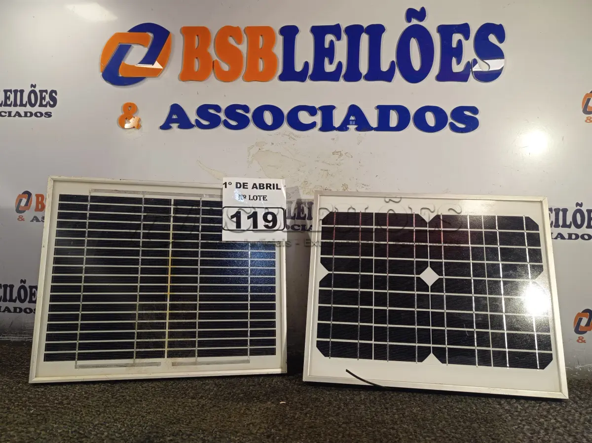 LOTE 119 - 02 PAINÉIS SOLARES 18V 10W. (NO ESTADO) ATENÇÃO! FAZER A VISITAÇÃO ANTES DE ARREMATAR, NÃO SABEMOS SE FUNCIONA. LEILÃO NÃO TEM GARANTIA E NEM DEVOLUÇÃO, SUJEITO A POSSÍVEIS AVARIAS VISÍVEIS/OCULTAS E/OU AUSÊNCIA DE COMPONENTES.