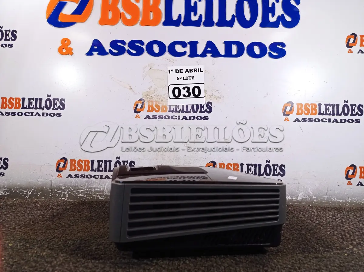 LOTE 030 - 01 PROJETOR MULTIMIDIA MARCA BENQ. (NO ESTADO) ATENÇÃO! FAZER A VISITAÇÃO ANTES DE ARREMATAR, NÃO SABEMOS SE FUNCIONA. LEILÃO NÃO TEM GARANTIA E NEM DEVOLUÇÃO, SUJEITO A POSSÍVEIS AVARIAS VISÍVEIS/OCULTAS E/OU AUSÊNCIA DE COMPONENTES.