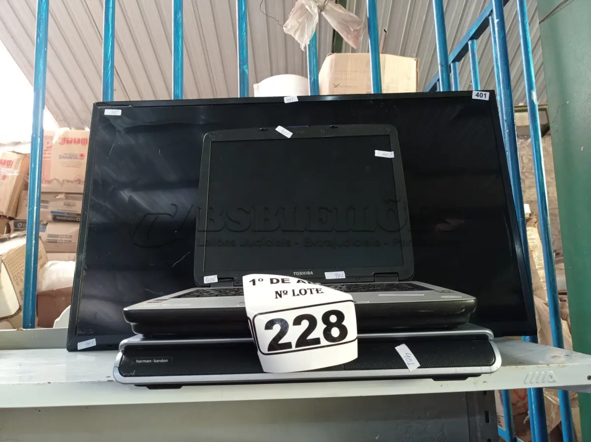 LOTE 228 - 01 TV E 02 NOTEBOOK’S MARCAS E MODELOS DIVERSOS PARA RETIRADA DE PEÇAS. (NO ESTADO) ATENÇÃO! FAZER A VISITAÇÃO ANTES DE ARREMATAR, NÃO SABEMOS SE FUNCIONA. LEILÃO NÃO TEM GARANTIA E NEM DEVOLUÇÃO, SUJEITO A POSSÍVEIS AVARIAS VISÍVEIS/OCULTAS E/OU AUSÊNCIA DE COMPONENTES.