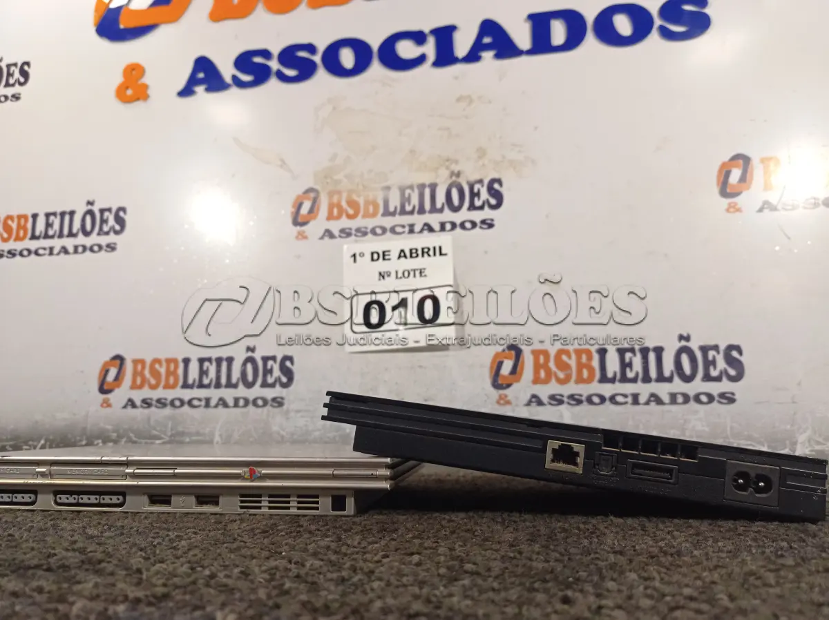 LOTE 010 - 02 PS2 PARA RETIRADA DE PEÇAS. (NO ESTADO) ATENÇÃO! FAZER A VISITAÇÃO ANTES DE ARREMATAR, NÃO SABEMOS SE FUNCIONA. LEILÃO NÃO TEM GARANTIA E NEM DEVOLUÇÃO, SUJEITO A POSSÍVEIS AVARIAS VISÍVEIS/OCULTAS E/OU AUSÊNCIA DE COMPONENTES.