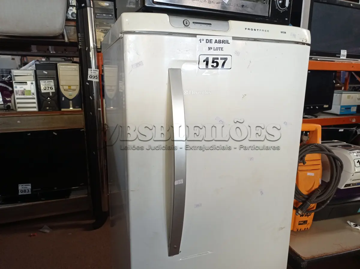 LOTE 157 - 01 GELADEIRA MARCA ELECTROLUX 220. (NO ESTADO) ATENÇÃO! FAZER A VISITAÇÃO ANTES DE ARREMATAR, NÃO SABEMOS SE FUNCIONA. LEILÃO NÃO TEM GARANTIA E NEM DEVOLUÇÃO, SUJEITO A POSSÍVEIS AVARIAS VISÍVEIS/OCULTAS E/OU AUSÊNCIA DE COMPONENTES.