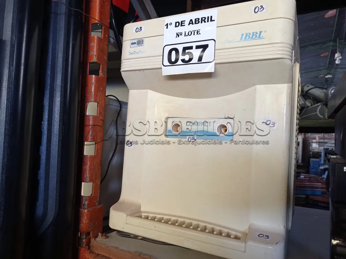 LOTE 057 - BEBEDOURO PARA GARRAFÃO MARCA IBBL. (NO ESTADO) ATENÇÃO! FAZER A VISITAÇÃO ANTES DE ARREMATAR, NÃO SABEMOS SE FUNCIONA. LEILÃO NÃO TEM GARANTIA E NEM DEVOLUÇÃO, SUJEITO A POSSÍVEIS AVARIAS VISÍVEIS/OCULTAS E/OU AUSÊNCIA DE COMPONENTES.
