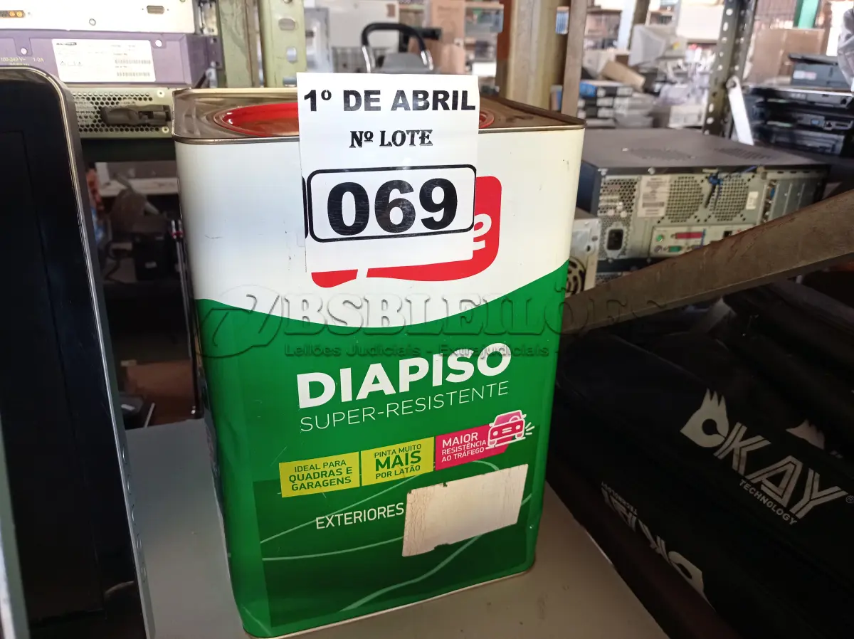 LOTE 069 - 01 LATA DE TINTA IQUINE DIAPISO NA COR VERMELHA 18L. (NO ESTADO) ATENÇÃO! FAZER A VISITAÇÃO ANTES DE ARREMATAR, NÃO SABEMOS SE FUNCIONA. LEILÃO NÃO TEM GARANTIA E NEM DEVOLUÇÃO, SUJEITO A POSSÍVEIS AVARIAS VISÍVEIS/OCULTAS E/OU AUSÊNCIA DE COMPONENTES.