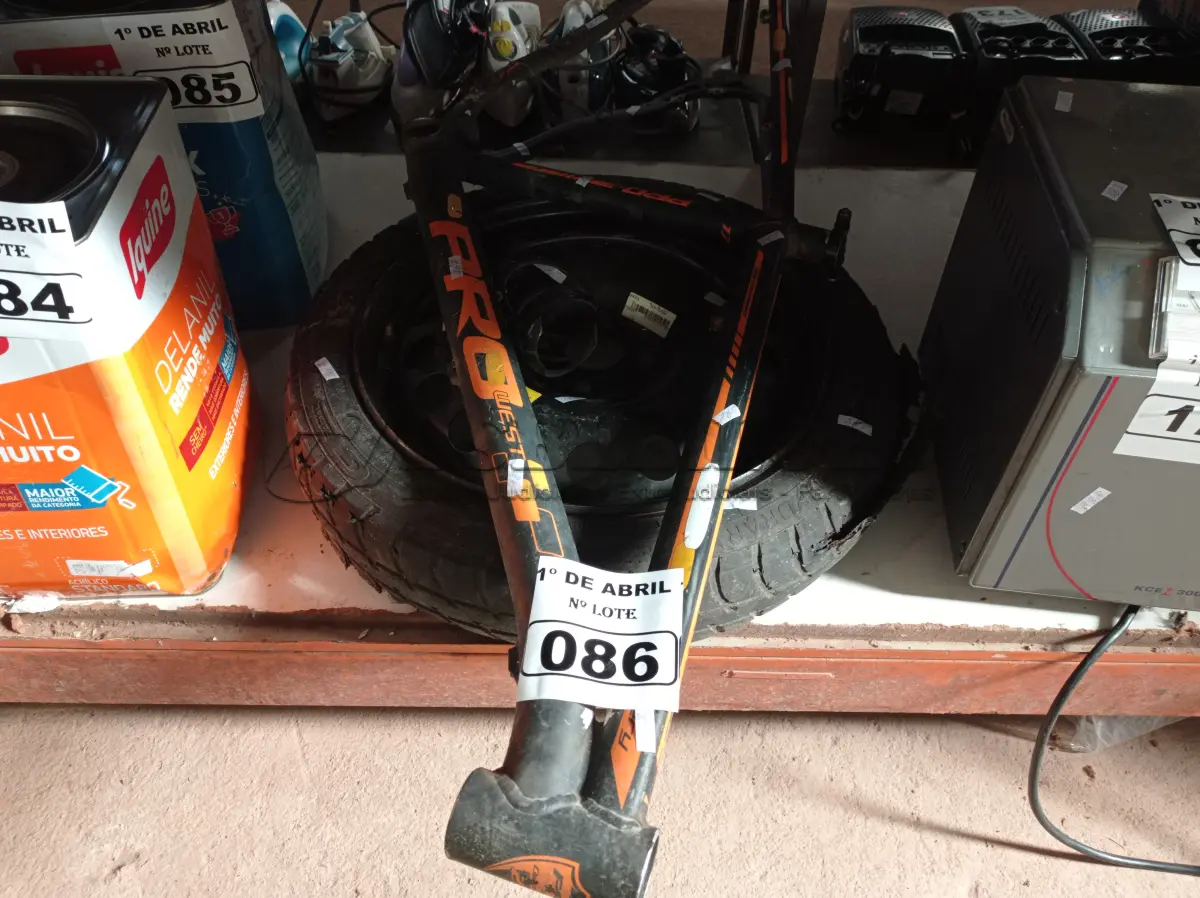 LOTE 086 - 01 RODA DE ESTEPE “FINO” MARCA GM 4FUROS 115/70/16 E 01 QUADRO DE BICICLETA EM ALUMÍNIO. (NO ESTADO) ATENÇÃO! FAZER A VISITAÇÃO ANTES DE ARREMATAR, NÃO SABEMOS SE FUNCIONA. LEILÃO NÃO TEM GARANTIA E NEM DEVOLUÇÃO, SUJEITO A POSSÍVEIS AVARIAS VISÍVEIS/OCULTAS E/OU AUSÊNCIA DE COMPONENTES.