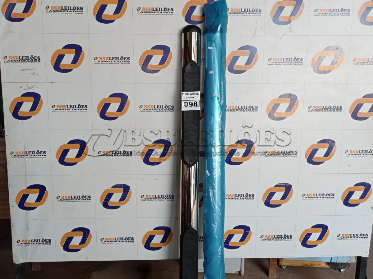 LOTE 098 - 01 PAR DE ESTRIBOS. (NO ESTADO) ATENÇÃO! FAZER A VISITAÇÃO ANTES DE ARREMATAR, NÃO SABEMOS SE FUNCIONA. LEILÃO NÃO TEM GARANTIA E NEM DEVOLUÇÃO, SUJEITO A POSSÍVEIS AVARIAS VISÍVEIS/OCULTAS E/OU AUSÊNCIA DE COMPONENTES.