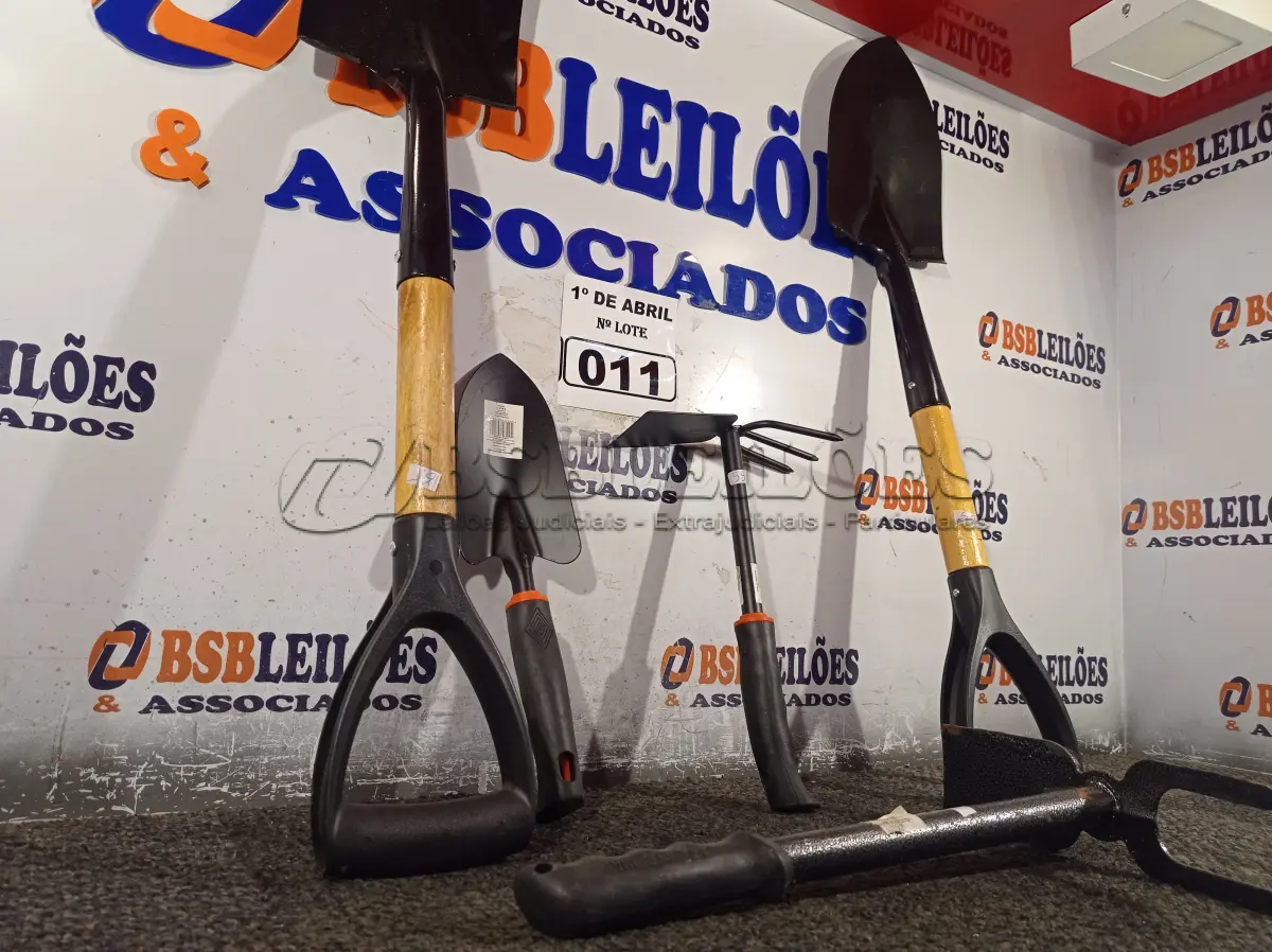 LOTE 011 - 02 PÁS, 01 ESPÁTULA E 02 SACHOS PARA JARDINAGEM. (NO ESTADO) ATENÇÃO! FAZER A VISITAÇÃO ANTES DE ARREMATAR, NÃO SABEMOS SE FUNCIONA. LEILÃO NÃO TEM GARANTIA E NEM DEVOLUÇÃO, SUJEITO A POSSÍVEIS AVARIAS VISÍVEIS/OCULTAS E/OU AUSÊNCIA DE COMPONENTES.