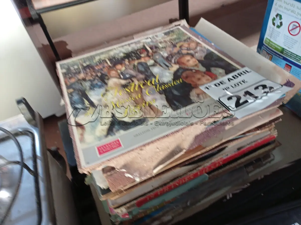 LOTE 213 - 01 LOTE COM VÁRIOS DISCOS DE VINIL. (NO ESTADO) ATENÇÃO! FAZER A VISITAÇÃO ANTES DE ARREMATAR, NÃO SABEMOS SE FUNCIONA. LEILÃO NÃO TEM GARANTIA E NEM DEVOLUÇÃO, SUJEITO A POSSÍVEIS AVARIAS VISÍVEIS/OCULTAS E/OU AUSÊNCIA DE COMPONENTES.