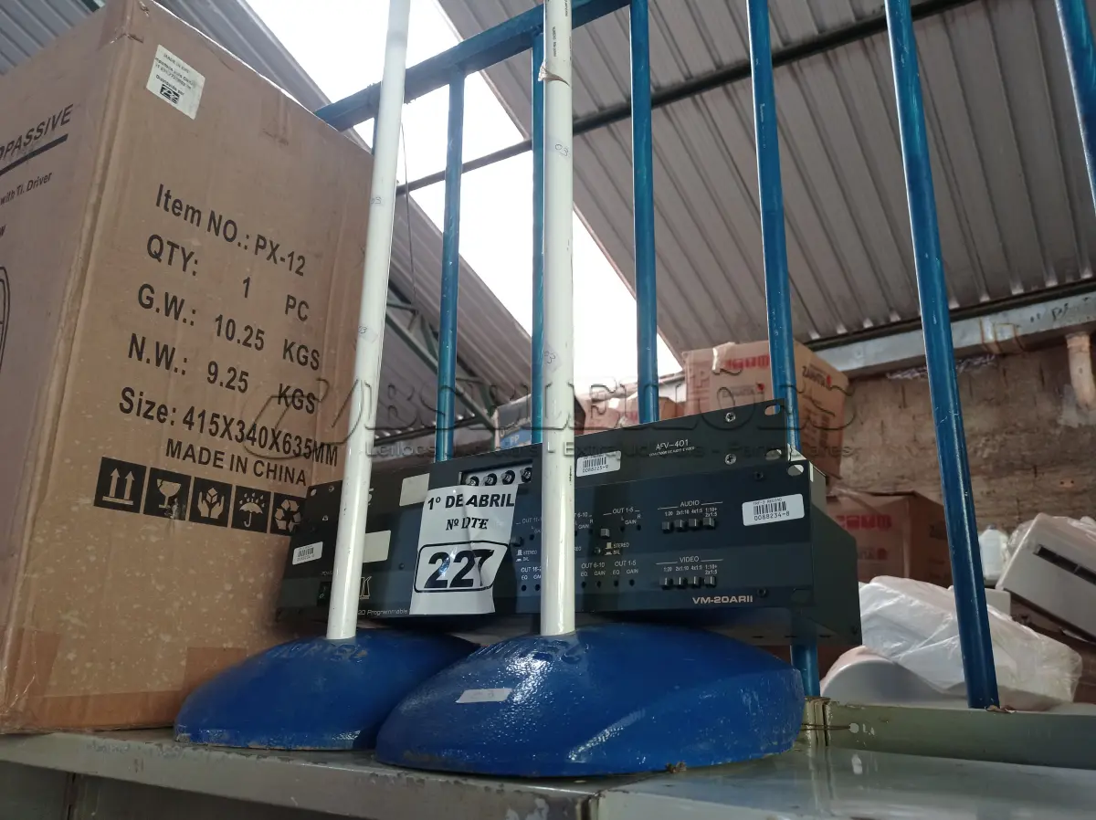 LOTE 227 - 01 COMUTADOR, 01 DISTRIBUIDOR DE ÁUDIO E VÍDEO E 02 APOIOS PARA BRAÇO. (NO ESTADO) ATENÇÃO! FAZER A VISITAÇÃO ANTES DE ARREMATAR, NÃO SABEMOS SE FUNCIONA. LEILÃO NÃO TEM GARANTIA E NEM DEVOLUÇÃO, SUJEITO A POSSÍVEIS AVARIAS VISÍVEIS/OCULTAS E/OU AUSÊNCIA DE COMPONENTES.