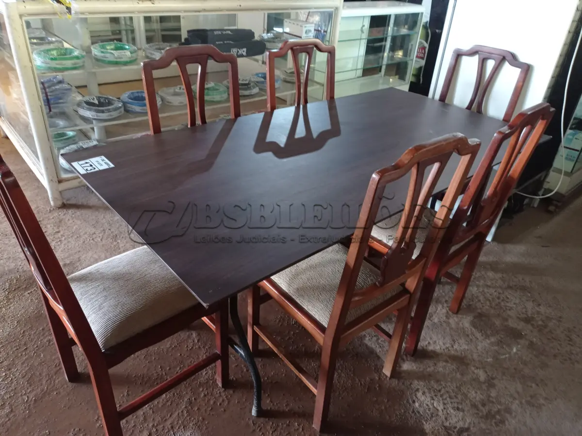 LOTE 173 - 01 MESA  COM TAMPO DE MADEIRA E BASE DE FERRO DOBRÁVEL E 06 CADEIRAS. (NO ESTADO) ATENÇÃO! FAZER A VISITAÇÃO ANTES DE ARREMATAR, NÃO SABEMOS SE FUNCIONA. LEILÃO NÃO TEM GARANTIA E NEM DEVOLUÇÃO, SUJEITO A POSSÍVEIS AVARIAS VISÍVEIS/OCULTAS E/OU AUSÊNCIA DE COMPONENTES.