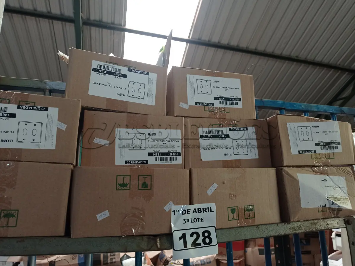 LOTE 128 - 01 LOTE COM GRANDE QUANTIDADE DE ESPELHOS PARA TOMADAS 4X4. (NO ESTADO) ATENÇÃO! FAZER A VISITAÇÃO ANTES DE ARREMATAR, NÃO SABEMOS SE FUNCIONA. LEILÃO NÃO TEM GARANTIA E NEM DEVOLUÇÃO, SUJEITO A POSSÍVEIS AVARIAS VISÍVEIS/OCULTAS E/OU AUSÊNCIA DE COMPONENTES.