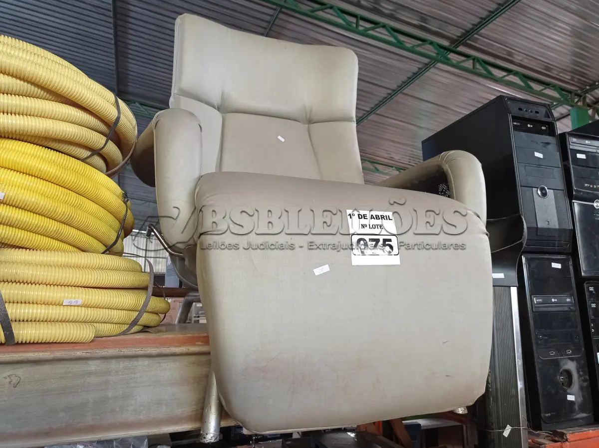 LOTE 075 - 01 POLTRONA PARA DESCANSO RECLINÁVEL. (NO ESTADO) ATENÇÃO! FAZER A VISITAÇÃO ANTES DE ARREMATAR, NÃO SABEMOS SE FUNCIONA. LEILÃO NÃO TEM GARANTIA E NEM DEVOLUÇÃO, SUJEITO A POSSÍVEIS AVARIAS VISÍVEIS/OCULTAS E/OU AUSÊNCIA DE COMPONENTES.