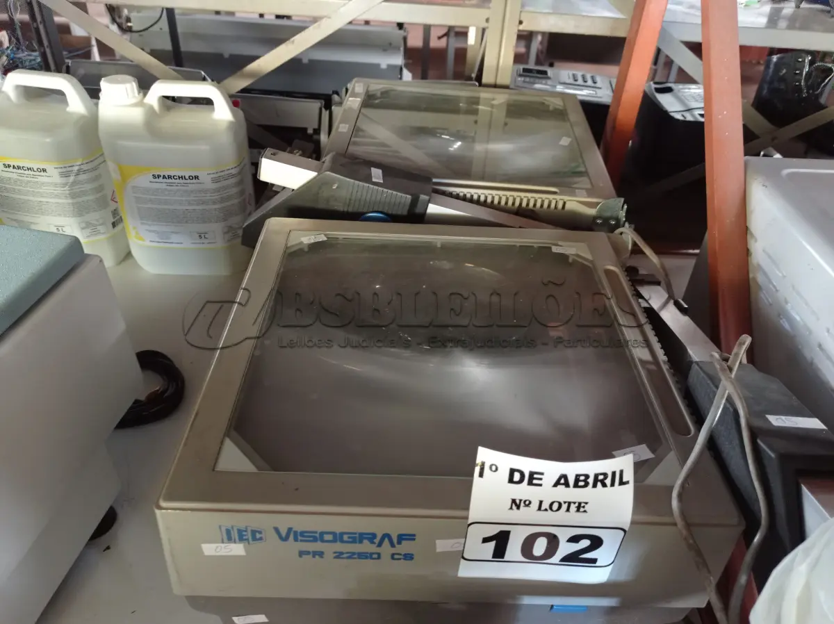 LOTE 102 - 02 PROJETORES DE SLIDES. (NO ESTADO) ATENÇÃO! FAZER A VISITAÇÃO ANTES DE ARREMATAR, NÃO SABEMOS SE FUNCIONA. LEILÃO NÃO TEM GARANTIA E NEM DEVOLUÇÃO, SUJEITO A POSSÍVEIS AVARIAS VISÍVEIS/OCULTAS E/OU AUSÊNCIA DE COMPONENTES.
