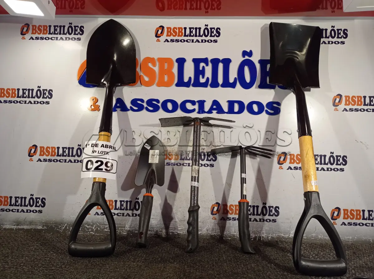 LOTE 029 - 02 PÁS, 01 ESPÁTULA E 02 SACHOS PARA JARDINAGEM. (NO ESTADO) ATENÇÃO! FAZER A VISITAÇÃO ANTES DE ARREMATAR, NÃO SABEMOS SE FUNCIONA. LEILÃO NÃO TEM GARANTIA E NEM DEVOLUÇÃO, SUJEITO A POSSÍVEIS AVARIAS VISÍVEIS/OCULTAS E/OU AUSÊNCIA DE COMPONENTES.