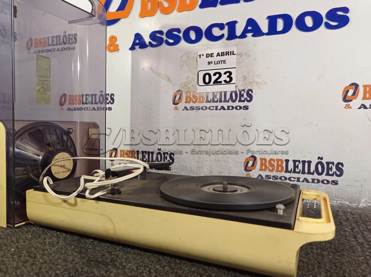 LOTE 023 - 01 TOCA-DISCOS ANTIGO.  (NO ESTADO) ATENÇÃO! FAZER A VISITAÇÃO ANTES DE ARREMATAR, NÃO SABEMOS SE FUNCIONA. LEILÃO NÃO TEM GARANTIA E NEM DEVOLUÇÃO, SUJEITO A POSSÍVEIS AVARIAS VISÍVEIS/OCULTAS E/OU AUSÊNCIA DE COMPONENTES.