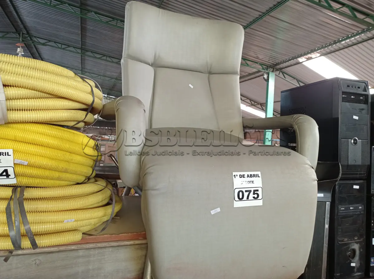 LOTE 075 - 01 POLTRONA PARA DESCANSO RECLINÁVEL. (NO ESTADO) ATENÇÃO! FAZER A VISITAÇÃO ANTES DE ARREMATAR, NÃO SABEMOS SE FUNCIONA. LEILÃO NÃO TEM GARANTIA E NEM DEVOLUÇÃO, SUJEITO A POSSÍVEIS AVARIAS VISÍVEIS/OCULTAS E/OU AUSÊNCIA DE COMPONENTES.
