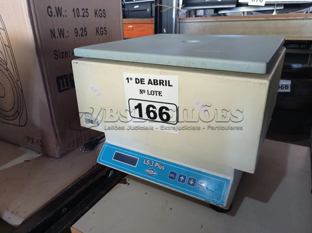 LOTE 166 - 01 CENTRIFUGA PARA LABORATÓRIO. (NO ESTADO) ATENÇÃO! FAZER A VISITAÇÃO ANTES DE ARREMATAR, NÃO SABEMOS SE FUNCIONA. LEILÃO NÃO TEM GARANTIA E NEM DEVOLUÇÃO, SUJEITO A POSSÍVEIS AVARIAS VISÍVEIS/OCULTAS E/OU AUSÊNCIA DE COMPONENTES.