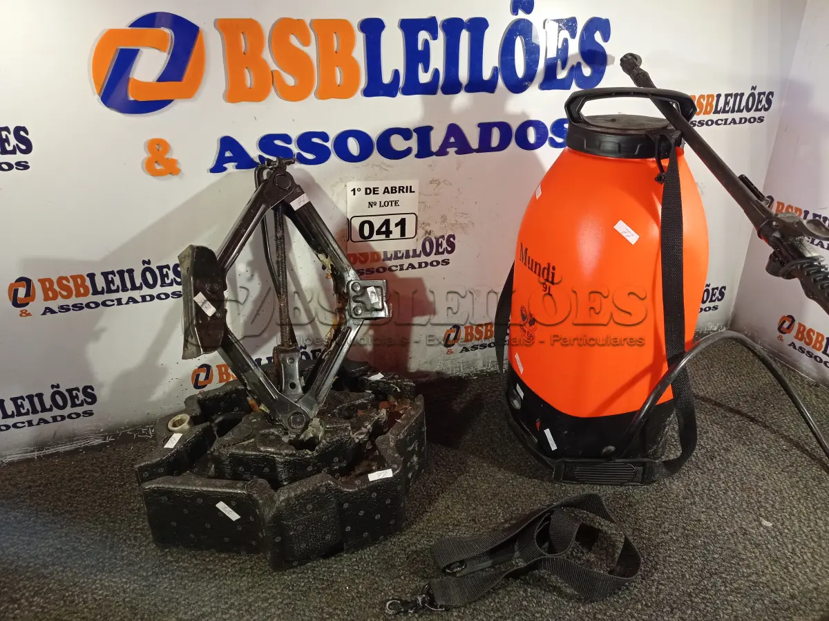 LOTE 041 - 01 MACACO SANFONA E 01 PULVERIZADOR. (NO ESTADO) ATENÇÃO! FAZER A VISITAÇÃO ANTES DE ARREMATAR, NÃO SABEMOS SE FUNCIONA. LEILÃO NÃO TEM GARANTIA E NEM DEVOLUÇÃO, SUJEITO A POSSÍVEIS AVARIAS VISÍVEIS/OCULTAS E/OU AUSÊNCIA DE COMPONENTES.