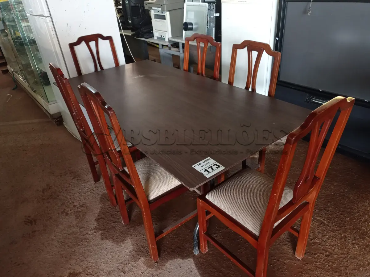 LOTE 173 - 01 MESA  COM TAMPO DE MADEIRA E BASE DE FERRO DOBRÁVEL E 06 CADEIRAS. (NO ESTADO) ATENÇÃO! FAZER A VISITAÇÃO ANTES DE ARREMATAR, NÃO SABEMOS SE FUNCIONA. LEILÃO NÃO TEM GARANTIA E NEM DEVOLUÇÃO, SUJEITO A POSSÍVEIS AVARIAS VISÍVEIS/OCULTAS E/OU AUSÊNCIA DE COMPONENTES.
