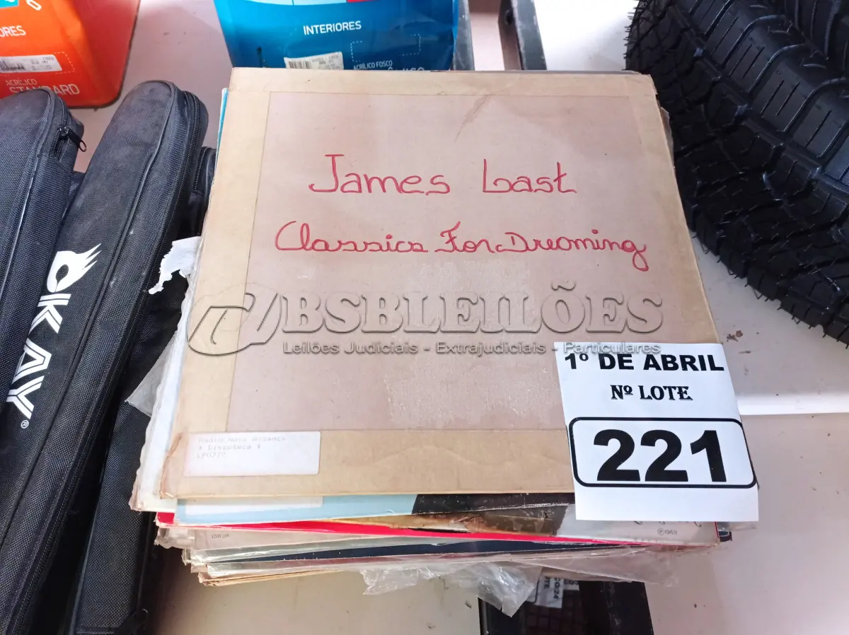 LOTE 221 - 01 LOTE COM VÁRIOS DISCOS DE VINIL. (NO ESTADO) ATENÇÃO! FAZER A VISITAÇÃO ANTES DE ARREMATAR, NÃO SABEMOS SE FUNCIONA. LEILÃO NÃO TEM GARANTIA E NEM DEVOLUÇÃO, SUJEITO A POSSÍVEIS AVARIAS VISÍVEIS/OCULTAS E/OU AUSÊNCIA DE COMPONENTES.