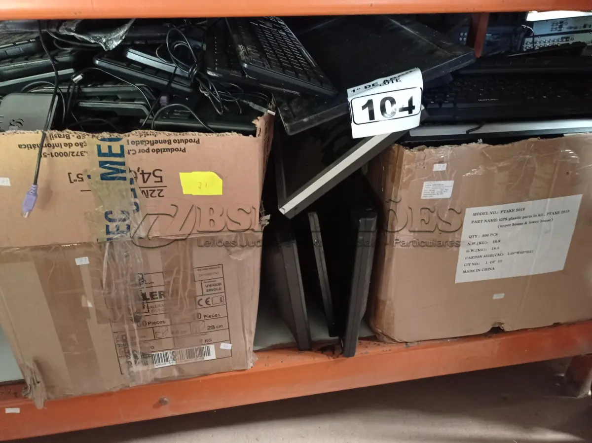 LOTE 104 - 01 LOTE COM VÁRIOS MONITORES E TECLADOS PARA PC MARCAS E MODELOS DIVERSOS. (NO ESTADO) ATENÇÃO! FAZER A VISITAÇÃO ANTES DE ARREMATAR, NÃO SABEMOS SE FUNCIONA. LEILÃO NÃO TEM GARANTIA E NEM DEVOLUÇÃO, SUJEITO A POSSÍVEIS AVARIAS VISÍVEIS/OCULTAS E/OU AUSÊNCIA DE COMPONENTES.