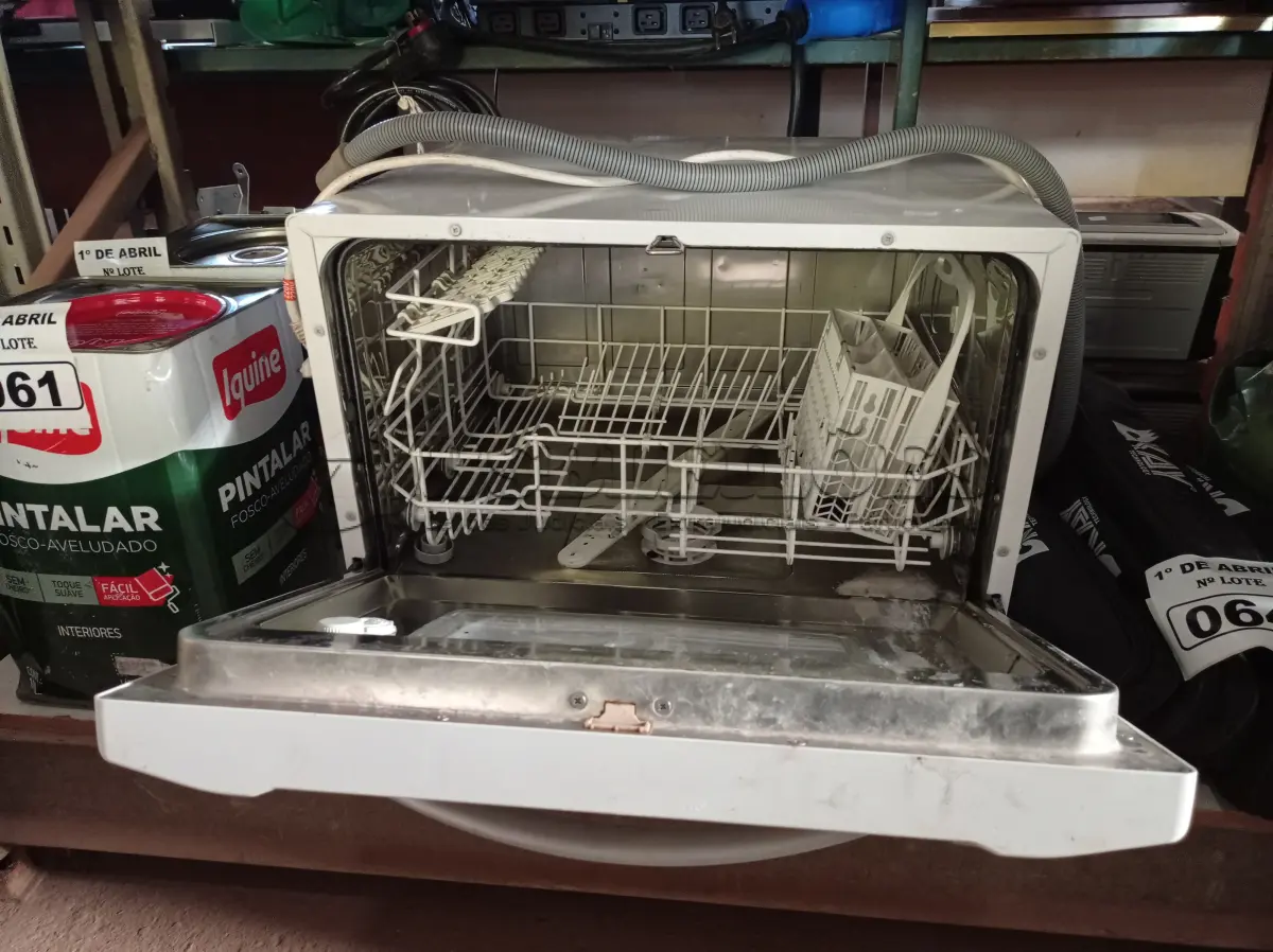 LOTE 063 - 01 LAVA LOUÇAS MARCA ELECTROLUX. (NO ESTADO) ATENÇÃO! FAZER A VISITAÇÃO ANTES DE ARREMATAR, NÃO SABEMOS SE FUNCIONA. LEILÃO NÃO TEM GARANTIA E NEM DEVOLUÇÃO, SUJEITO A POSSÍVEIS AVARIAS VISÍVEIS/OCULTAS E/OU AUSÊNCIA DE COMPONENTES.