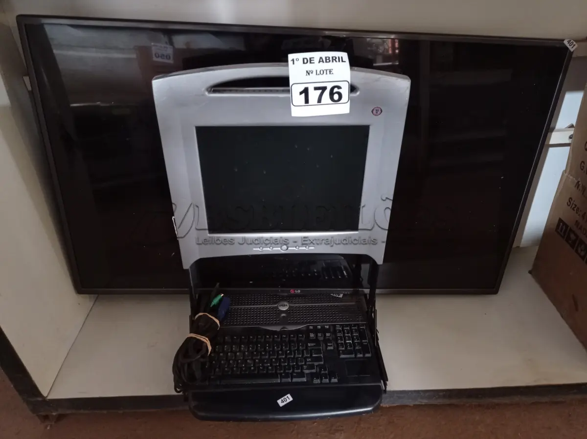 LOTE 176 - 01 TV LG E 01 MONITOR/TECLADO PARA RACK. (NO ESTADO) ATENÇÃO! FAZER A VISITAÇÃO ANTES DE ARREMATAR, NÃO SABEMOS SE FUNCIONA. LEILÃO NÃO TEM GARANTIA E NEM DEVOLUÇÃO, SUJEITO A POSSÍVEIS AVARIAS VISÍVEIS/OCULTAS E/OU AUSÊNCIA DE COMPONENTES.
