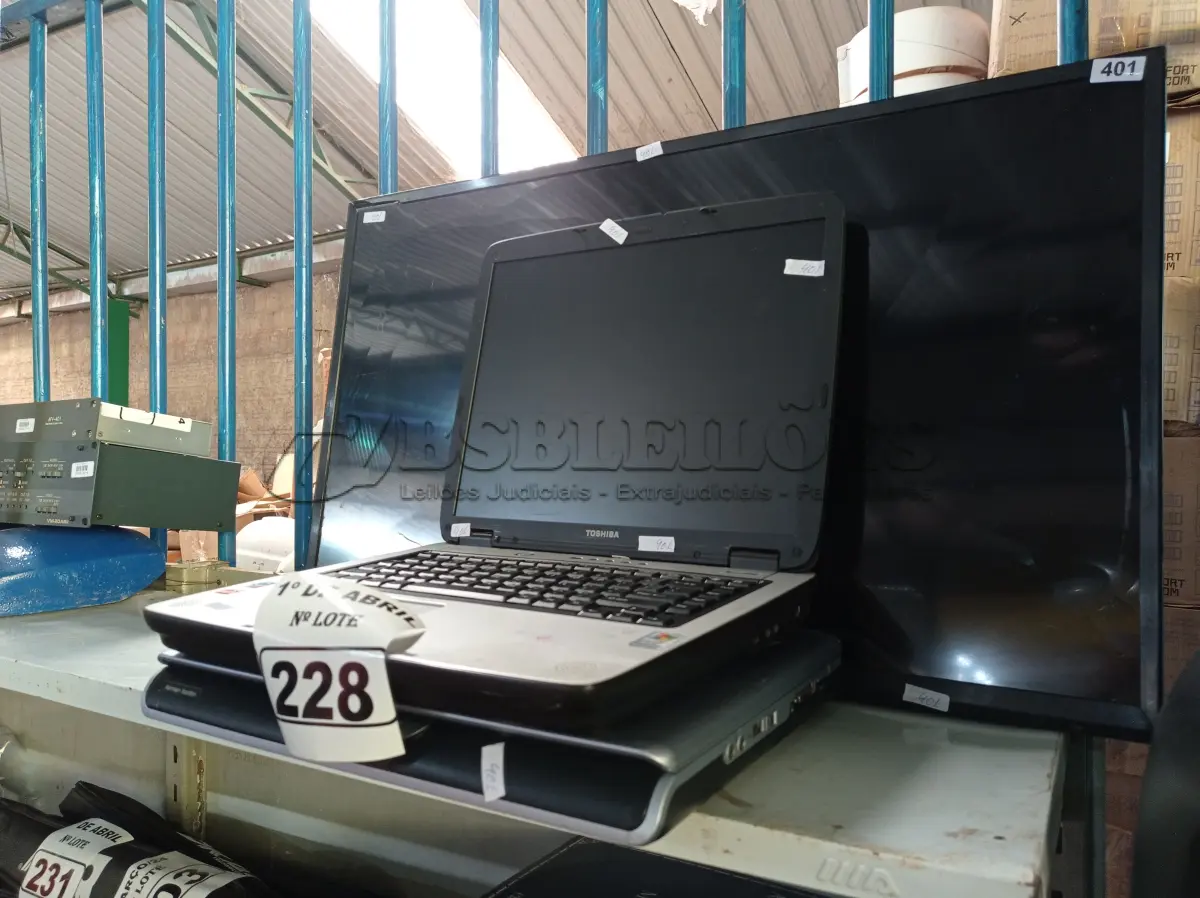 LOTE 228 - 01 TV E 02 NOTEBOOK’S MARCAS E MODELOS DIVERSOS PARA RETIRADA DE PEÇAS. (NO ESTADO) ATENÇÃO! FAZER A VISITAÇÃO ANTES DE ARREMATAR, NÃO SABEMOS SE FUNCIONA. LEILÃO NÃO TEM GARANTIA E NEM DEVOLUÇÃO, SUJEITO A POSSÍVEIS AVARIAS VISÍVEIS/OCULTAS E/OU AUSÊNCIA DE COMPONENTES.
