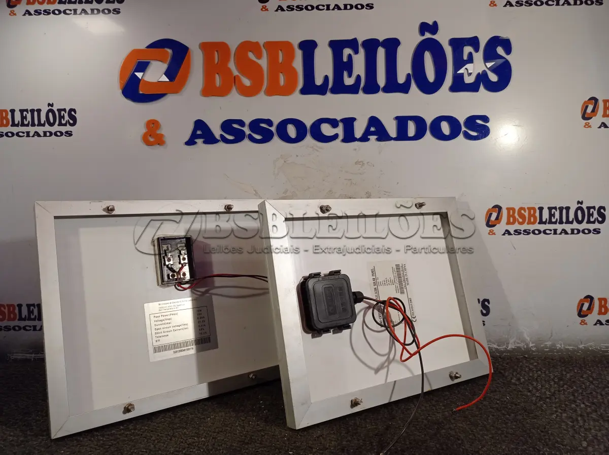 LOTE 134 - 02 PAINÉIS SOLARES 18V 10W. (NO ESTADO) ATENÇÃO! FAZER A VISITAÇÃO ANTES DE ARREMATAR, NÃO SABEMOS SE FUNCIONA. LEILÃO NÃO TEM GARANTIA E NEM DEVOLUÇÃO, SUJEITO A POSSÍVEIS AVARIAS VISÍVEIS/OCULTAS E/OU AUSÊNCIA DE COMPONENTES.