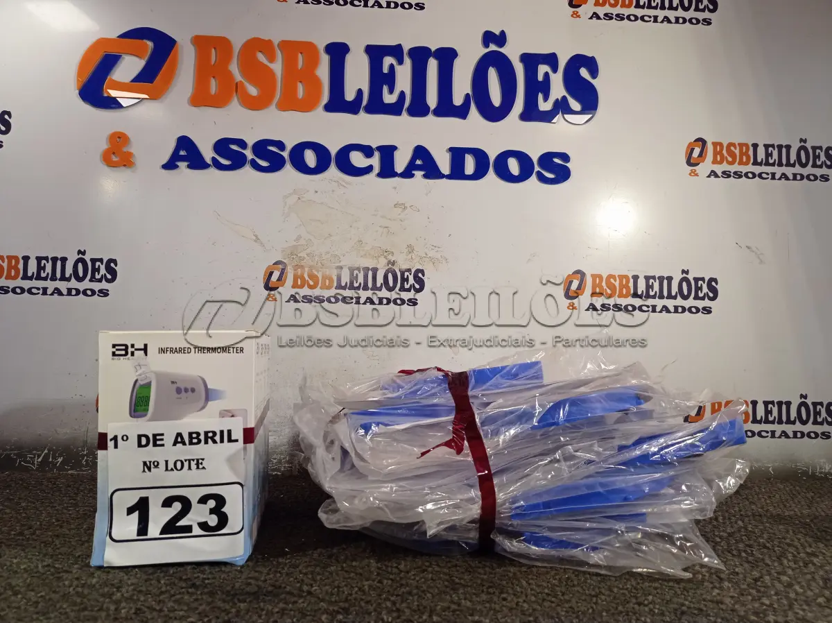 LOTE 123 - 10 MÁSCARAS DE PROTEÇÃO E 04 TERMÔMETROS DIGITAIS. (NO ESTADO) ATENÇÃO! FAZER A VISITAÇÃO ANTES DE ARREMATAR, NÃO SABEMOS SE FUNCIONA. LEILÃO NÃO TEM GARANTIA E NEM DEVOLUÇÃO, SUJEITO A POSSÍVEIS AVARIAS VISÍVEIS/OCULTAS E/OU AUSÊNCIA DE COMPONENTES.