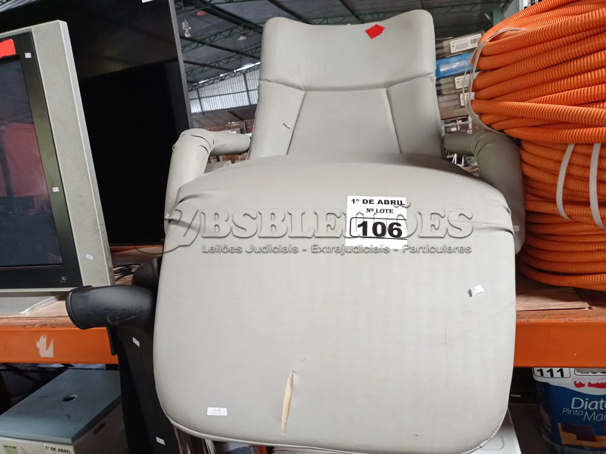 LOTE 106 - 01 POLTRONA PARA DESCANSO RECLINÁVEL. (NO ESTADO) ATENÇÃO! FAZER A VISITAÇÃO ANTES DE ARREMATAR, NÃO SABEMOS SE FUNCIONA. LEILÃO NÃO TEM GARANTIA E NEM DEVOLUÇÃO, SUJEITO A POSSÍVEIS AVARIAS VISÍVEIS/OCULTAS E/OU AUSÊNCIA DE COMPONENTES.