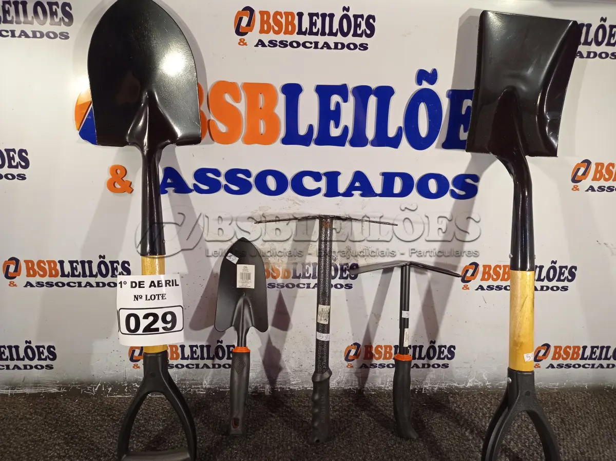 LOTE 029 - 02 PÁS, 01 ESPÁTULA E 02 SACHOS PARA JARDINAGEM. (NO ESTADO) ATENÇÃO! FAZER A VISITAÇÃO ANTES DE ARREMATAR, NÃO SABEMOS SE FUNCIONA. LEILÃO NÃO TEM GARANTIA E NEM DEVOLUÇÃO, SUJEITO A POSSÍVEIS AVARIAS VISÍVEIS/OCULTAS E/OU AUSÊNCIA DE COMPONENTES.