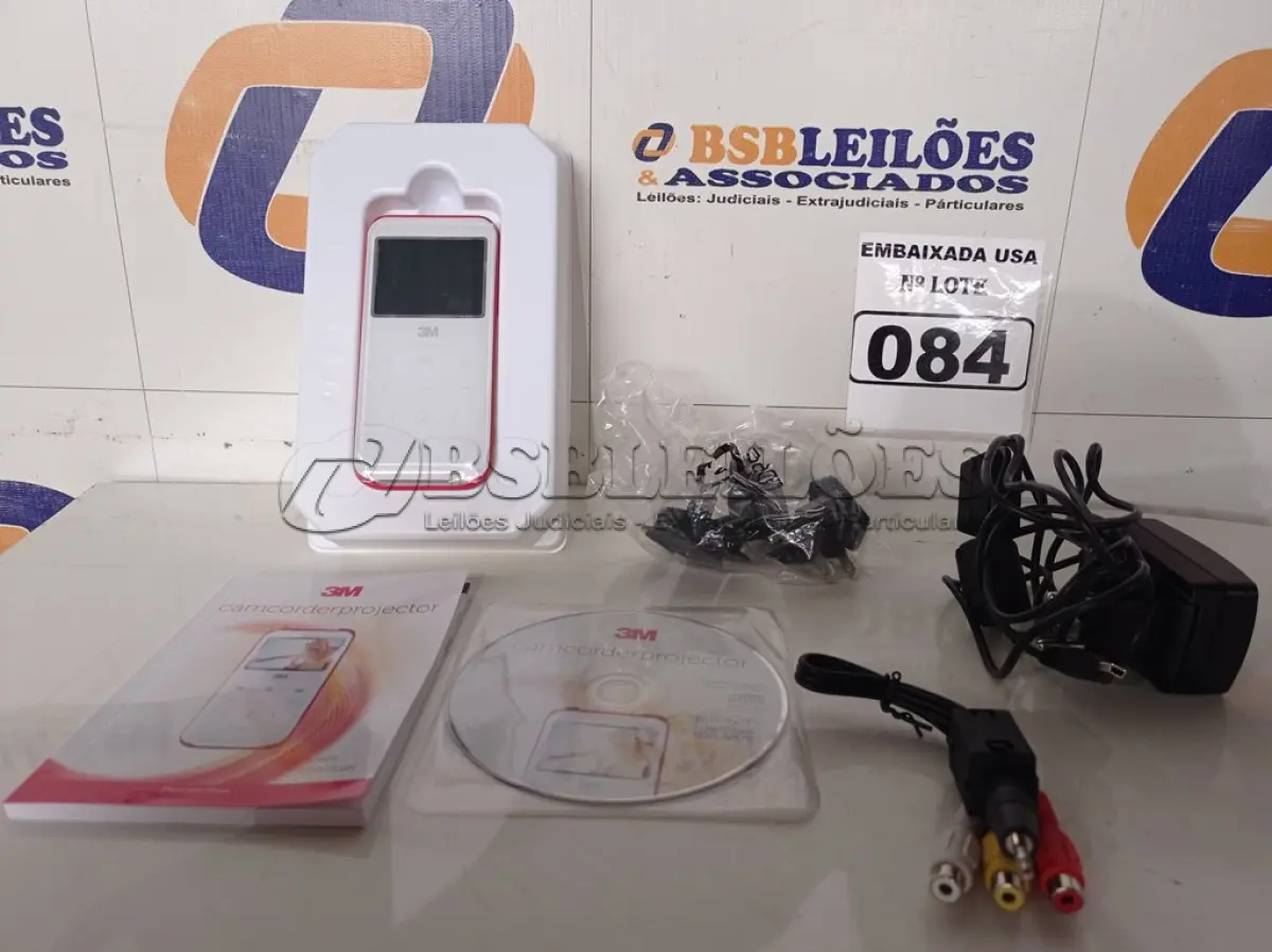 LOTE 084 - 01 PROJETOR FILMADORA 3M. (NO ESTADO) (CAMCORDER) AV9702A