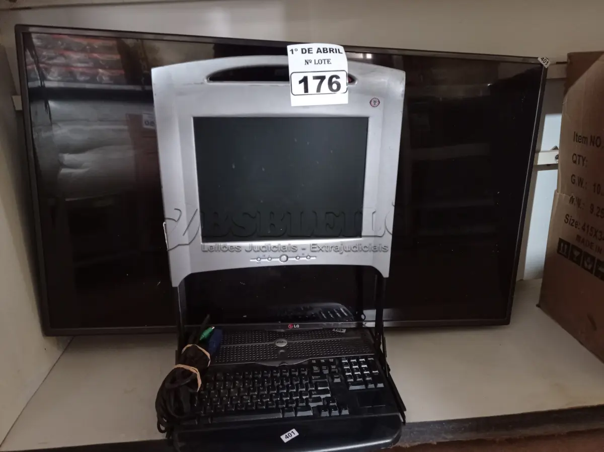 LOTE 176 - 01 TV LG E 01 MONITOR/TECLADO PARA RACK. (NO ESTADO) ATENÇÃO! FAZER A VISITAÇÃO ANTES DE ARREMATAR, NÃO SABEMOS SE FUNCIONA. LEILÃO NÃO TEM GARANTIA E NEM DEVOLUÇÃO, SUJEITO A POSSÍVEIS AVARIAS VISÍVEIS/OCULTAS E/OU AUSÊNCIA DE COMPONENTES.