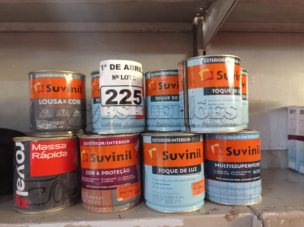 LOTE 225 - 13 LATAS DE TINTA SUVINIL 800ML DIVERSAS. (NO ESTADO) ATENÇÃO! FAZER A VISITAÇÃO ANTES DE ARREMATAR, NÃO SABEMOS SE FUNCIONA. LEILÃO NÃO TEM GARANTIA E NEM DEVOLUÇÃO, SUJEITO A POSSÍVEIS AVARIAS VISÍVEIS/OCULTAS E/OU AUSÊNCIA DE COMPONENTES.