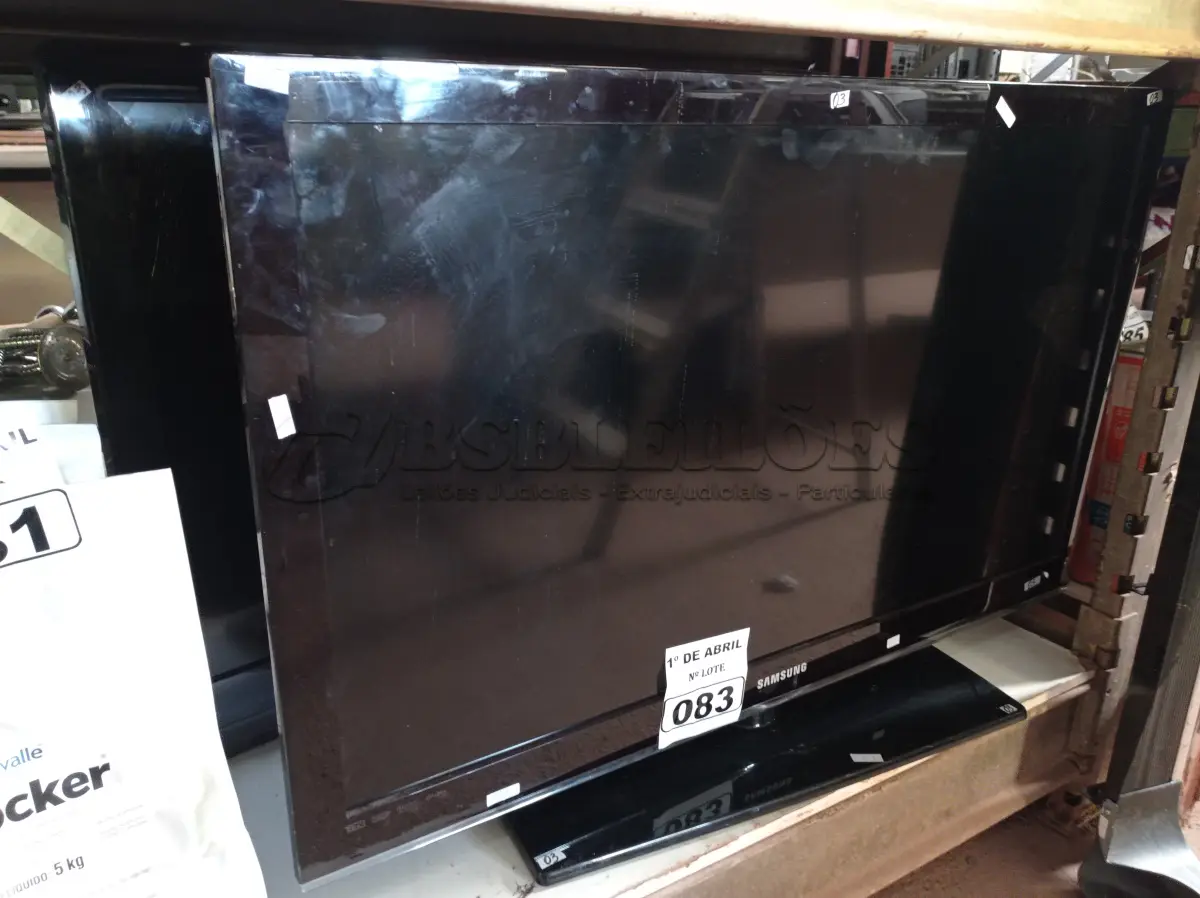 LOTE 083 - 02 TV’S MARCAS E MODELOS DIVERSOS PARA RETIRADA DE PEÇAS. (NO ESTADO) ATENÇÃO! FAZER A VISITAÇÃO ANTES DE ARREMATAR, NÃO SABEMOS SE FUNCIONA. LEILÃO NÃO TEM GARANTIA E NEM DEVOLUÇÃO, SUJEITO A POSSÍVEIS AVARIAS VISÍVEIS/OCULTAS E/OU AUSÊNCIA DE COMPONENTES.