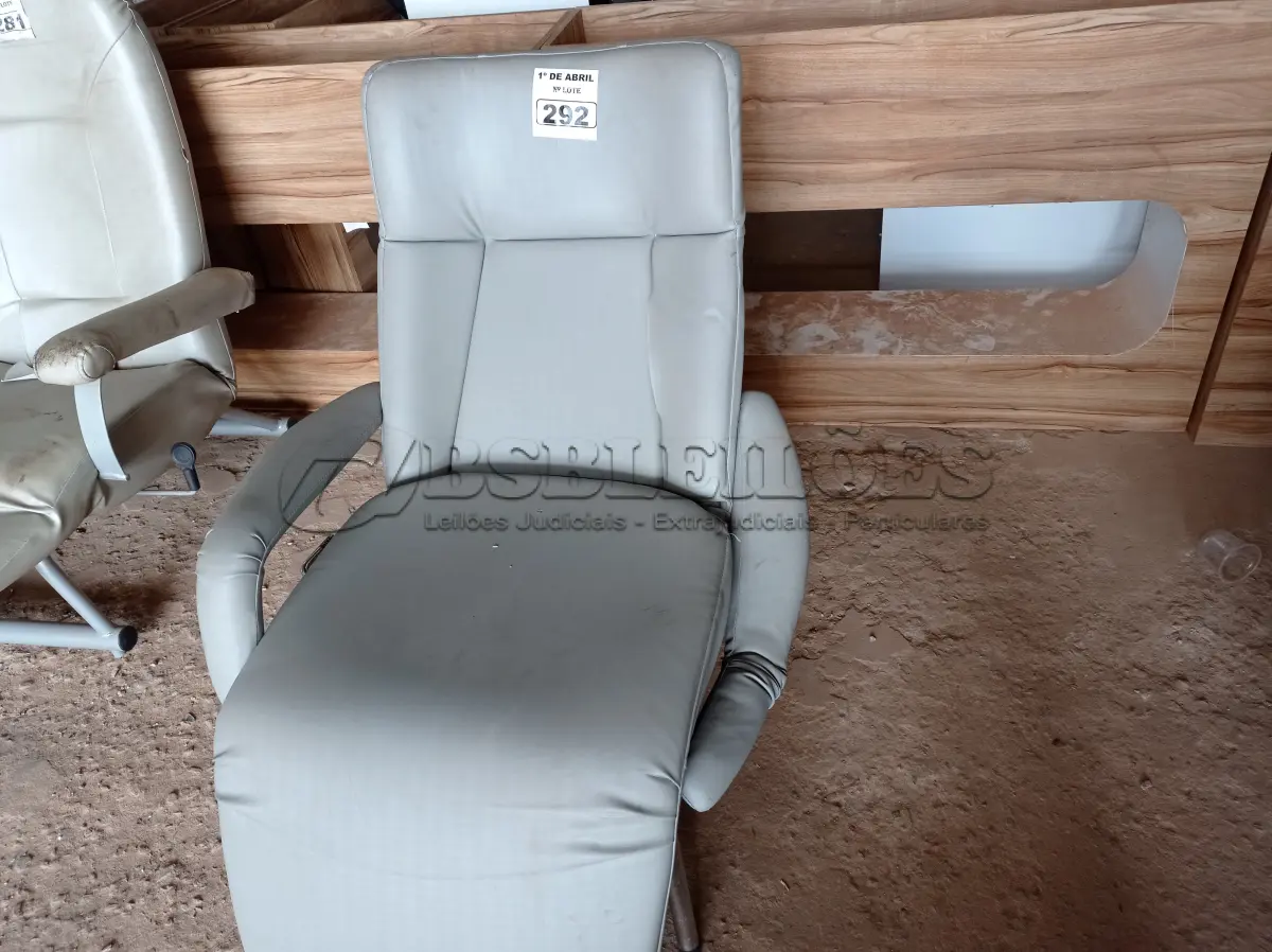 LOTE 292 - 01 POLTRONA PARA DESCANSO RECLINÁVEL. (NO ESTADO) ATENÇÃO! FAZER A VISITAÇÃO ANTES DE ARREMATAR, NÃO SABEMOS SE FUNCIONA. LEILÃO NÃO TEM GARANTIA E NEM DEVOLUÇÃO, SUJEITO A POSSÍVEIS AVARIAS VISÍVEIS/OCULTAS E/OU AUSÊNCIA DE COMPONENTES.