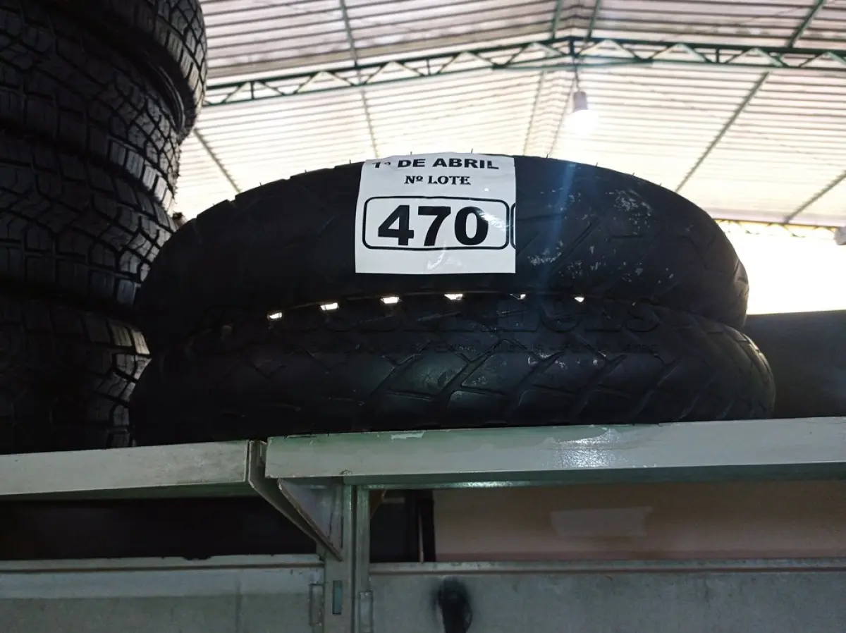 LOTE 470 - 02 PNEUS DE MOTO USADOS 100/90/19 E 90/90/21. (NO ESTADO) ATENÇÃO! FAZER A VISITAÇÃO ANTES DE ARREMATAR, NÃO SABEMOS SE FUNCIONA. LEILÃO NÃO TEM GARANTIA E NEM DEVOLUÇÃO, SUJEITO A POSSÍVEIS AVARIAS VISÍVEIS/OCULTAS E/OU AUSÊNCIA DE COMPONENTES.