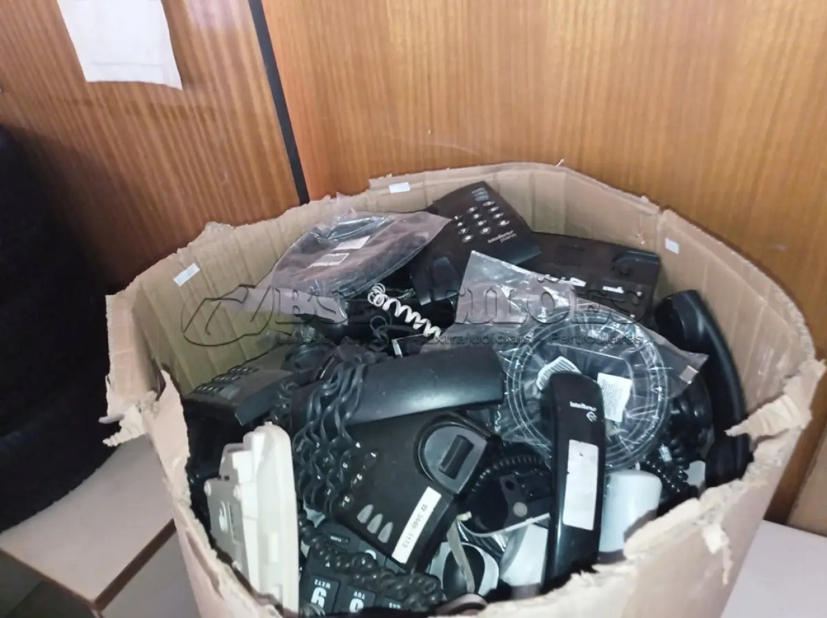 LOTE 490 - 01 LOTE COM VÁRIOS APARELHOS DE TELEFONE MARCAS E MODELOS DIVERSOS. (NO ESTADO) ATENÇÃO! FAZER A VISITAÇÃO ANTES DE ARREMATAR, NÃO SABEMOS SE FUNCIONA. LEILÃO NÃO TEM GARANTIA E NEM DEVOLUÇÃO, SUJEITO A POSSÍVEIS AVARIAS VISÍVEIS/OCULTAS E/OU AUSÊNCIA DE COMPONENTES.