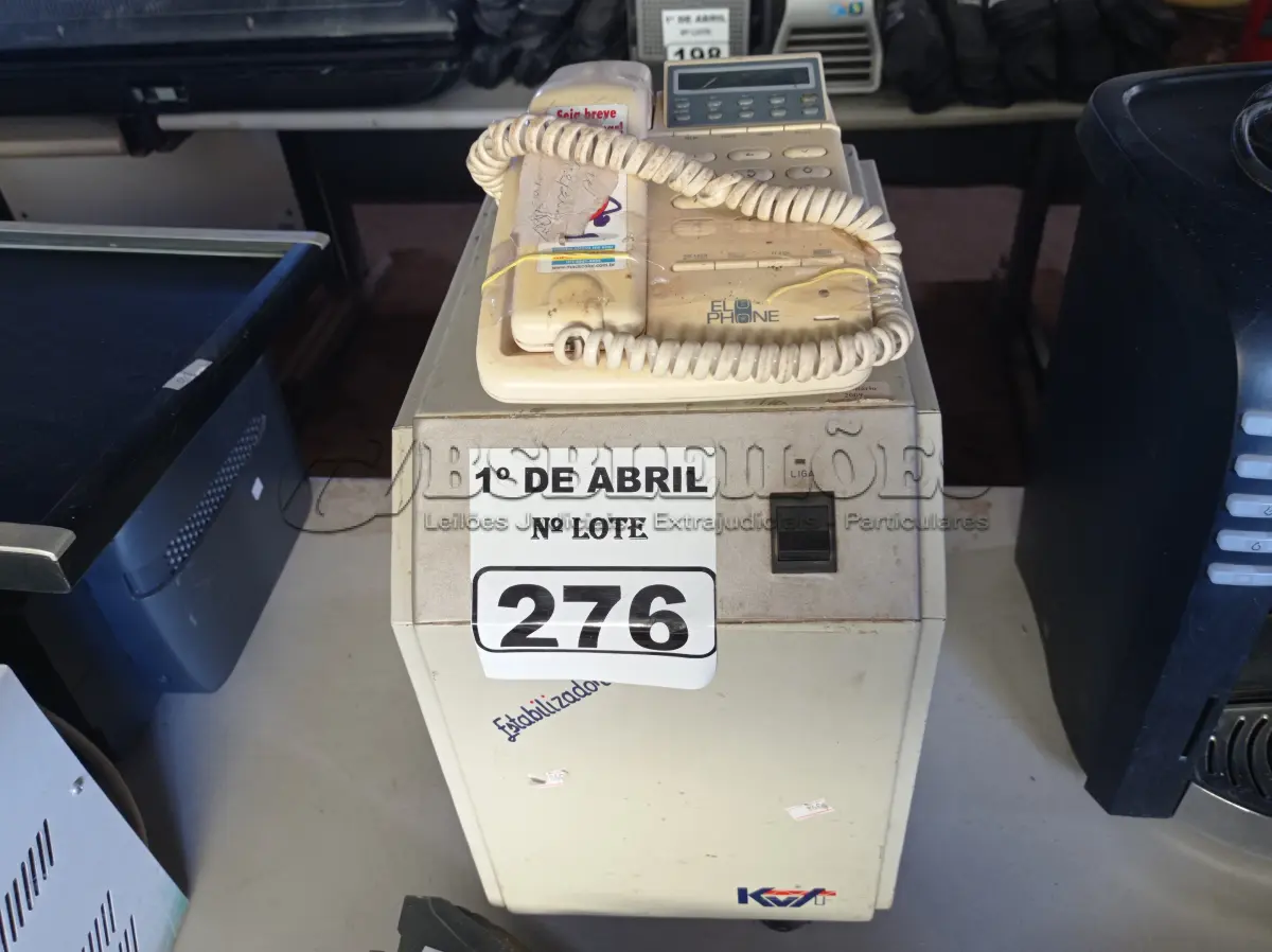 LOTE 276 - 01 ESTABILIZADOR MARCA KVA E UM TELEFONE. (NO ESTADO) ATENÇÃO! FAZER A VISITAÇÃO ANTES DE ARREMATAR, NÃO SABEMOS SE FUNCIONA. LEILÃO NÃO TEM GARANTIA E NEM DEVOLUÇÃO, SUJEITO A POSSÍVEIS AVARIAS VISÍVEIS/OCULTAS E/OU AUSÊNCIA DE COMPONENTES.