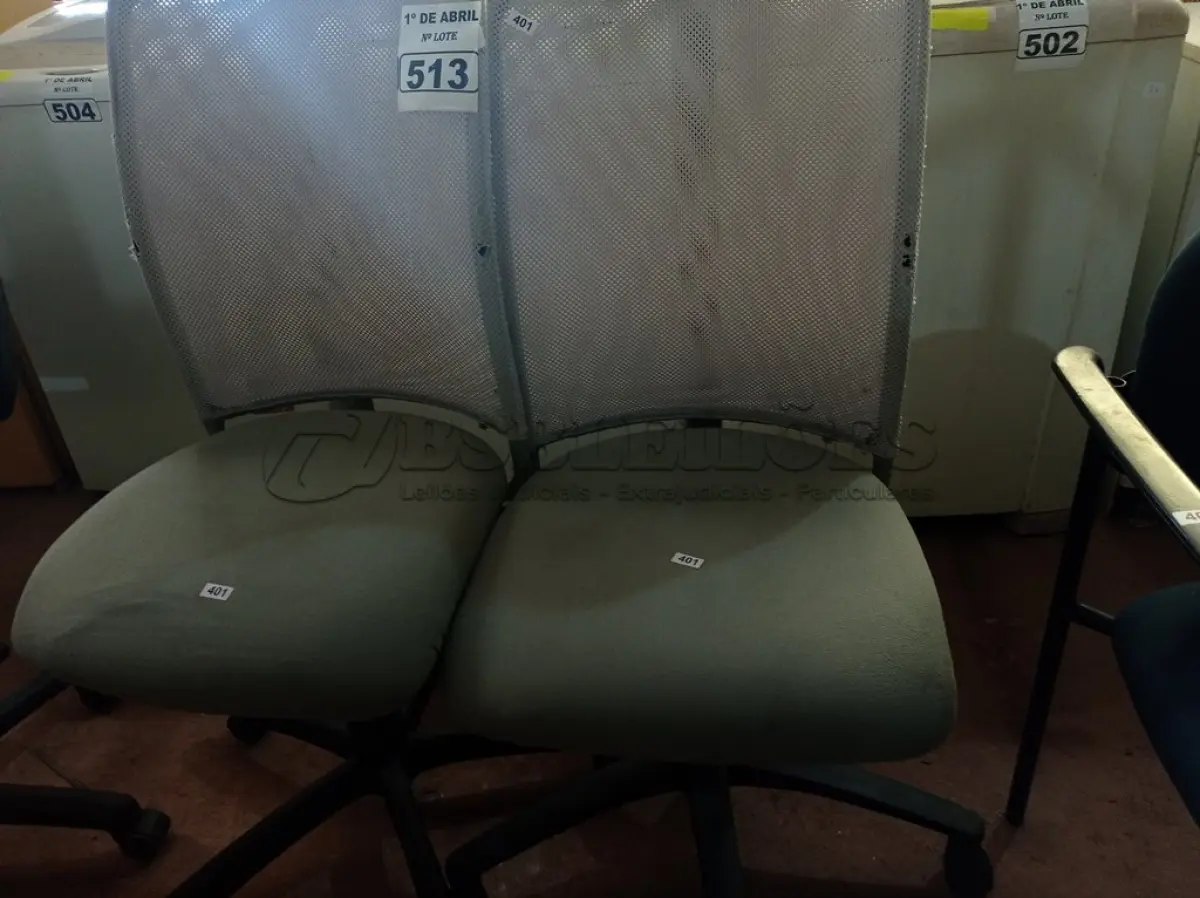LOTE 513 - 02 CADEIRAS DE ESCRITÓRIO COM BASES GIRATÓRIAS. (NO ESTADO) ATENÇÃO! FAZER A VISITAÇÃO ANTES DE ARREMATAR, NÃO SABEMOS SE FUNCIONA. LEILÃO NÃO TEM GARANTIA E NEM DEVOLUÇÃO, SUJEITO A POSSÍVEIS AVARIAS VISÍVEIS/OCULTAS E/OU AUSÊNCIA DE COMPONENTES.