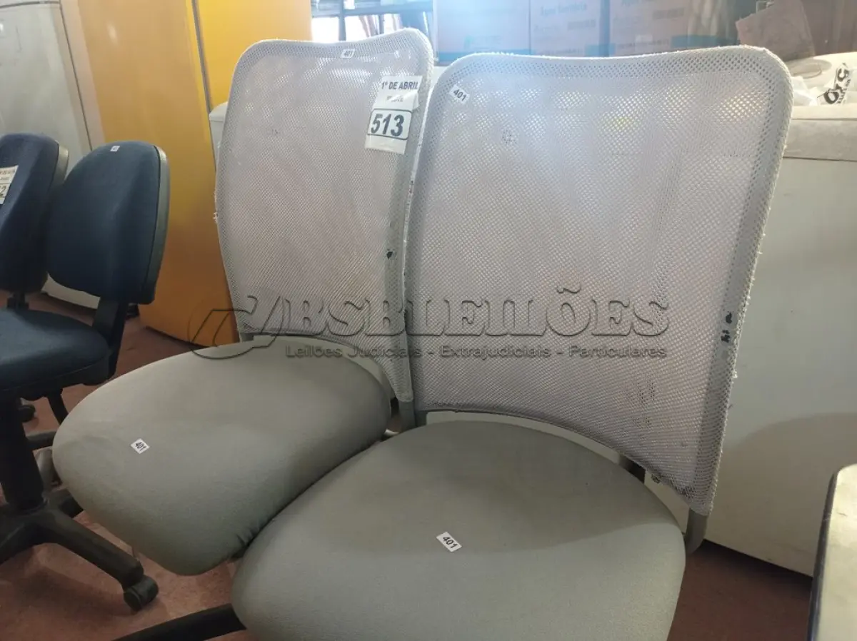 LOTE 513 - 02 CADEIRAS DE ESCRITÓRIO COM BASES GIRATÓRIAS. (NO ESTADO) ATENÇÃO! FAZER A VISITAÇÃO ANTES DE ARREMATAR, NÃO SABEMOS SE FUNCIONA. LEILÃO NÃO TEM GARANTIA E NEM DEVOLUÇÃO, SUJEITO A POSSÍVEIS AVARIAS VISÍVEIS/OCULTAS E/OU AUSÊNCIA DE COMPONENTES.