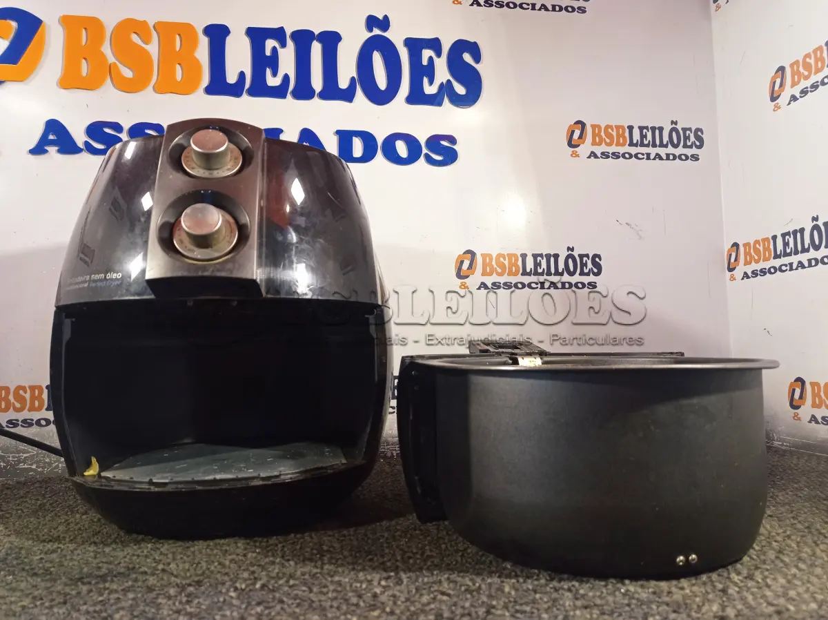 LOTE 457 - 01 AIR FRY MARCA CADENCE. (NO ESTADO) ATENÇÃO! FAZER A VISITAÇÃO ANTES DE ARREMATAR, NÃO SABEMOS SE FUNCIONA. LEILÃO NÃO TEM GARANTIA E NEM DEVOLUÇÃO, SUJEITO A POSSÍVEIS AVARIAS VISÍVEIS/OCULTAS E/OU AUSÊNCIA DE COMPONENTES.