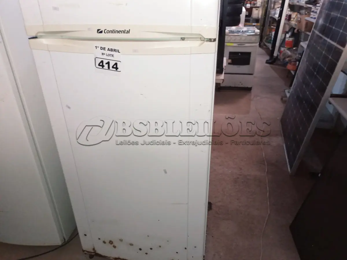 LOTE 414 - 01 GELADEIRA MARCA CONTINENTAL 220V. (NO ESTADO) ATENÇÃO! FAZER A VISITAÇÃO ANTES DE ARREMATAR, NÃO SABEMOS SE FUNCIONA. LEILÃO NÃO TEM GARANTIA E NEM DEVOLUÇÃO, SUJEITO A POSSÍVEIS AVARIAS VISÍVEIS/OCULTAS E/OU AUSÊNCIA DE COMPONENTES.