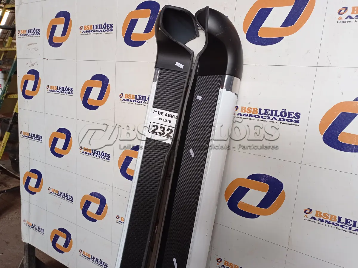 LOTE 232 - 01 PAR DE ESTRIBOS. (NO ESTADO) ATENÇÃO! FAZER A VISITAÇÃO ANTES DE ARREMATAR, NÃO SABEMOS SE FUNCIONA. LEILÃO NÃO TEM GARANTIA E NEM DEVOLUÇÃO, SUJEITO A POSSÍVEIS AVARIAS VISÍVEIS/OCULTAS E/OU AUSÊNCIA DE COMPONENTES.
