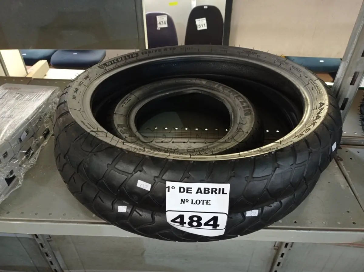 LOTE 484 - 02 PNEUS DE MOTO USADOS 120/70/19 E 90/90/21. (NO ESTADO) ATENÇÃO! FAZER A VISITAÇÃO ANTES DE ARREMATAR, NÃO SABEMOS SE FUNCIONA. LEILÃO NÃO TEM GARANTIA E NEM DEVOLUÇÃO, SUJEITO A POSSÍVEIS AVARIAS VISÍVEIS/OCULTAS E/OU AUSÊNCIA DE COMPONENTES.