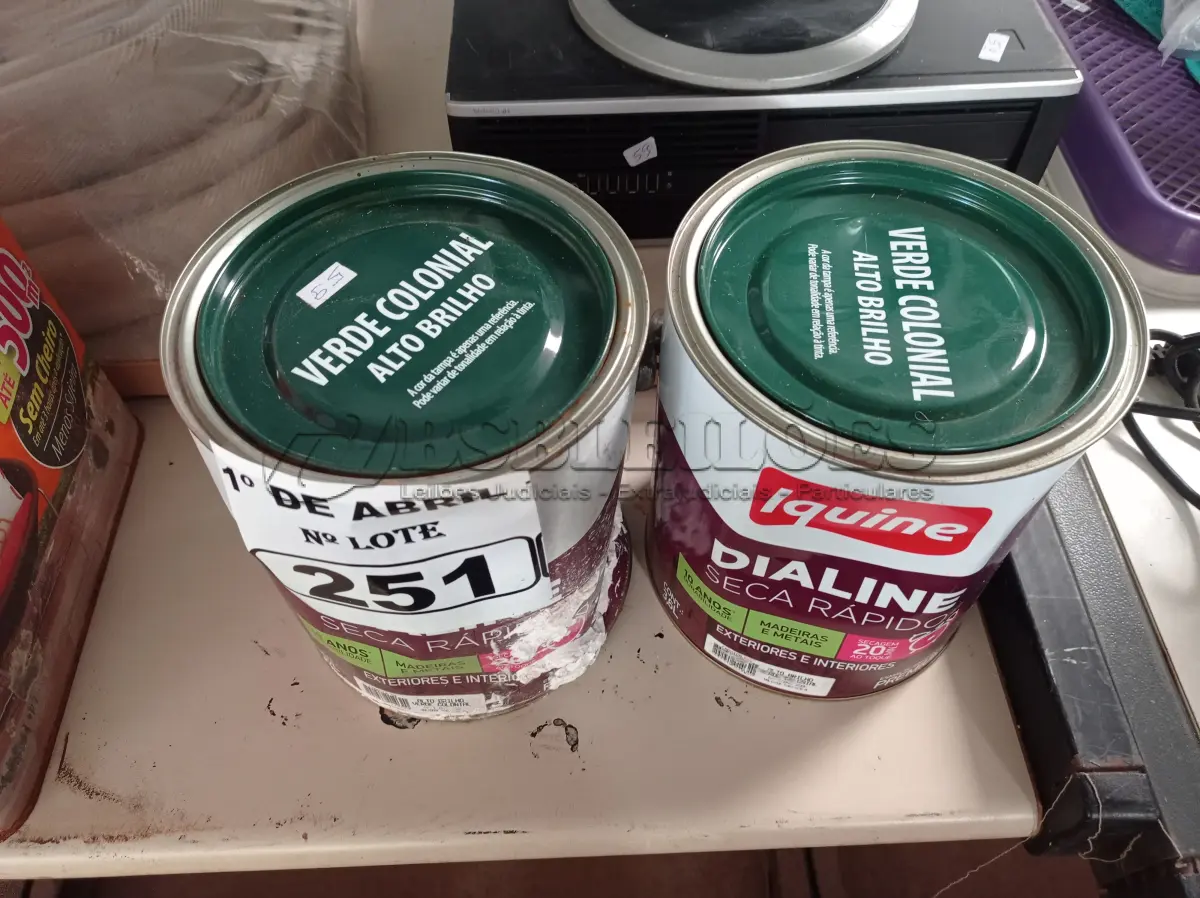 LOTE 251 - 02 GALÕES DE ESMALTE SINTÉTICO IQUINE DIALINE 3,6L NA COR VERDE COLONIAL. (NO ESTADO) ATENÇÃO! FAZER A VISITAÇÃO ANTES DE ARREMATAR, NÃO SABEMOS SE FUNCIONA. LEILÃO NÃO TEM GARANTIA E NEM DEVOLUÇÃO, SUJEITO A POSSÍVEIS AVARIAS VISÍVEIS/OCULTAS E/OU AUSÊNCIA DE COMPONENTES.