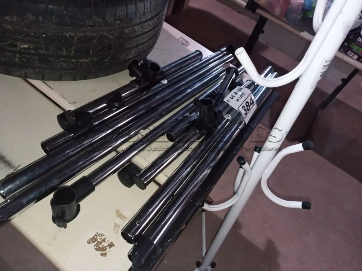 LOTE 384 - 01 CABIDEIRO E 01 ARARA COM AVARIAS. (NO ESTADO) ATENÇÃO! FAZER A VISITAÇÃO ANTES DE ARREMATAR, NÃO SABEMOS SE FUNCIONA. LEILÃO NÃO TEM GARANTIA E NEM DEVOLUÇÃO, SUJEITO A POSSÍVEIS AVARIAS VISÍVEIS/OCULTAS E/OU AUSÊNCIA DE COMPONENTES.