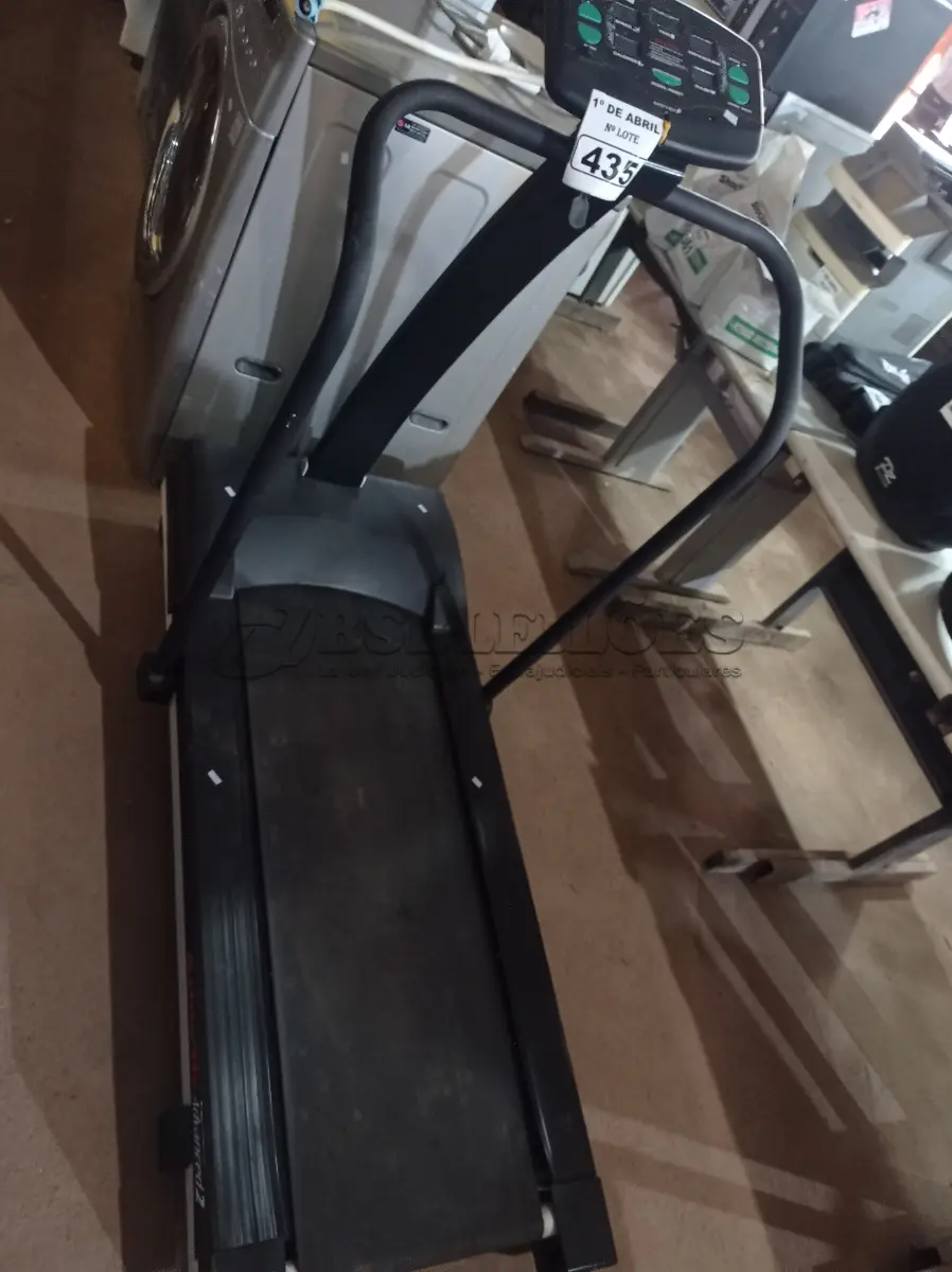 LOTE 435 - 01 ESTEIRA ERGOMÉTRICA MARCA ATLETIC.  (NO ESTADO) ATENÇÃO! FAZER A VISITAÇÃO ANTES DE ARREMATAR, NÃO SABEMOS SE FUNCIONA. LEILÃO NÃO TEM GARANTIA E NEM DEVOLUÇÃO, SUJEITO A POSSÍVEIS AVARIAS VISÍVEIS/OCULTAS E/OU AUSÊNCIA DE COMPONENTES.