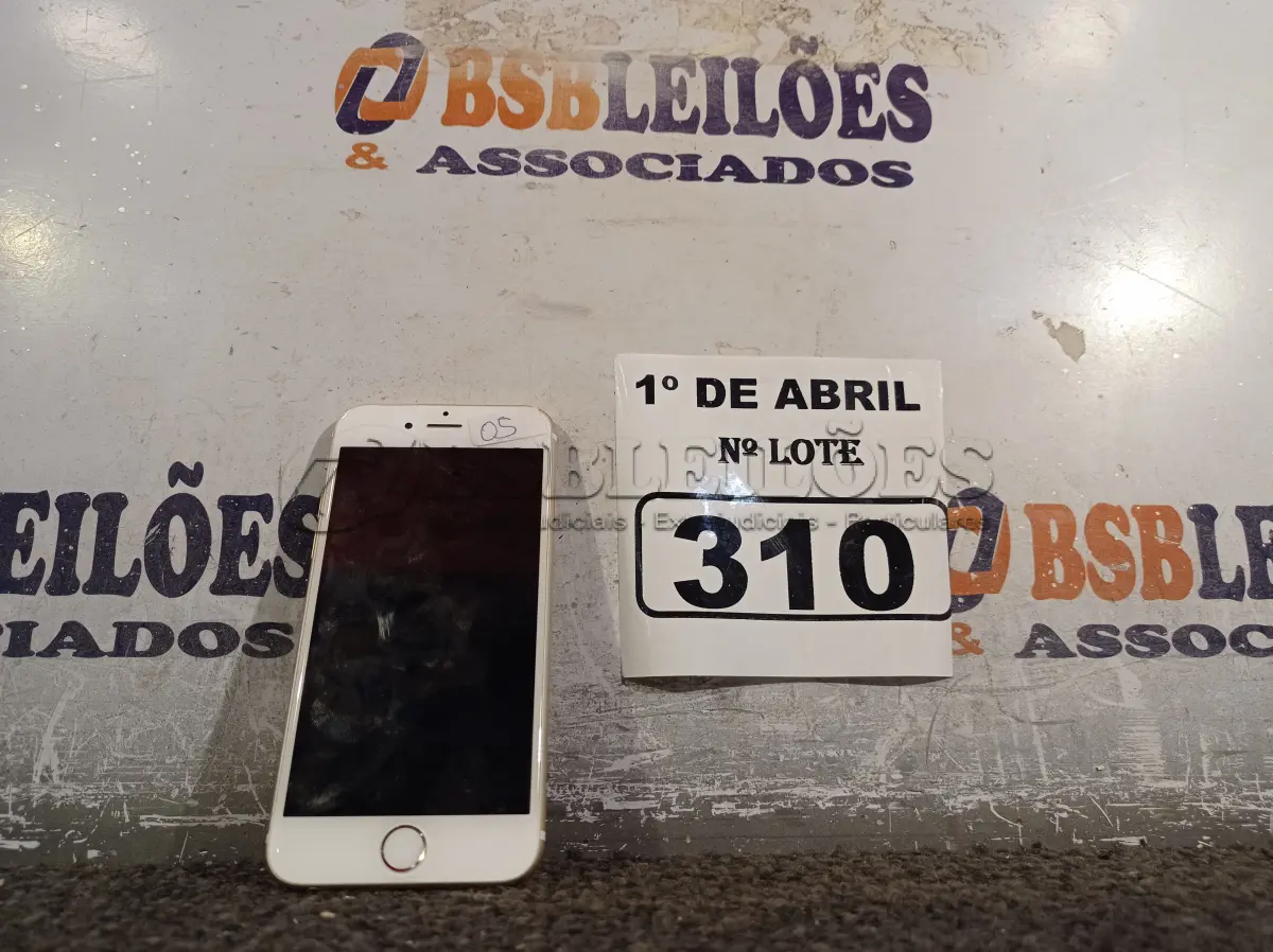 LOTE 310 - 01 CELULAR IPHONE PARA RETIRADA DE PEÇAS. (NO ESTADO) ATENÇÃO! FAZER A VISITAÇÃO ANTES DE ARREMATAR, NÃO SABEMOS SE FUNCIONA. LEILÃO NÃO TEM GARANTIA E NEM DEVOLUÇÃO, SUJEITO A POSSÍVEIS AVARIAS VISÍVEIS/OCULTAS E/OU AUSÊNCIA DE COMPONENTES.
